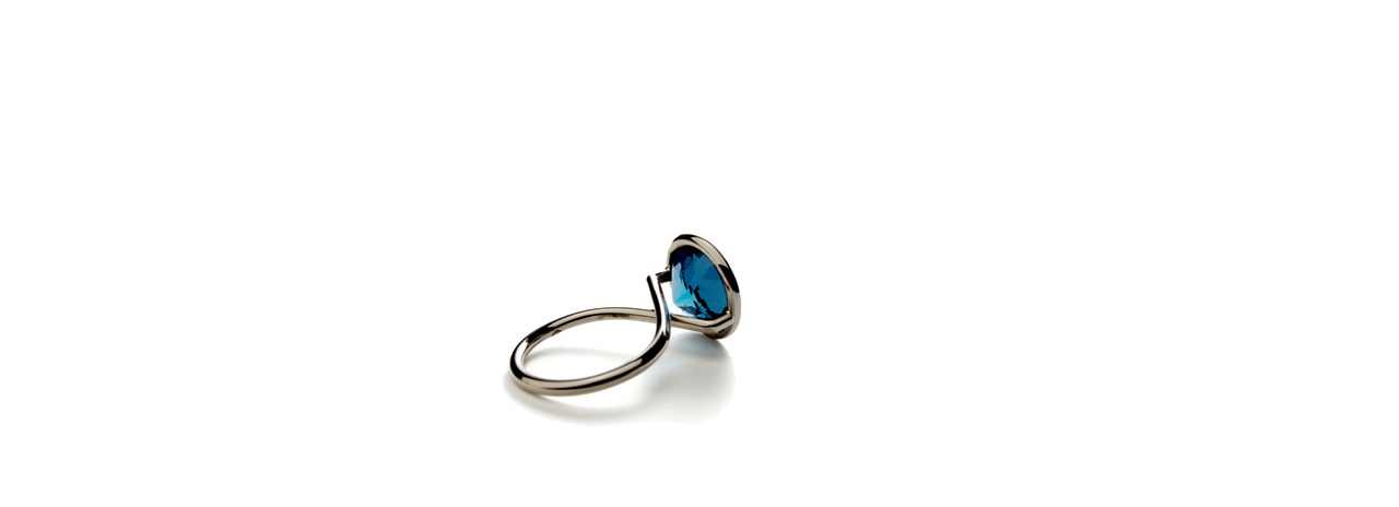 <p> </p>
<p>London bleu</p>
<p>bague</p>
<p>or 18 ct, topaze</p>