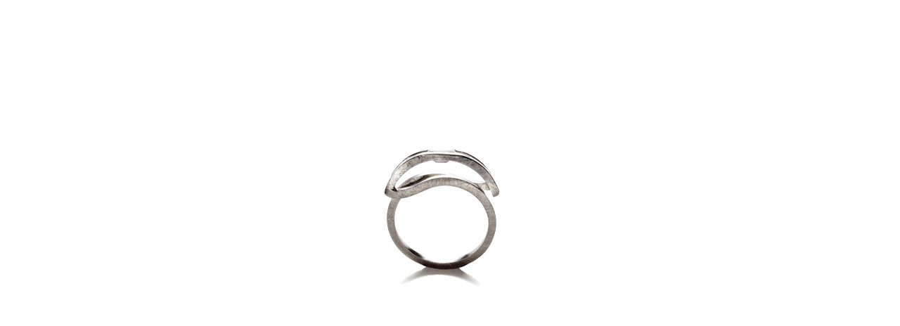 <p> </p>
<p>Crépuscule</p>
<p>bague</p>
<p>or 18ct, baquette 0,44 ct</p>